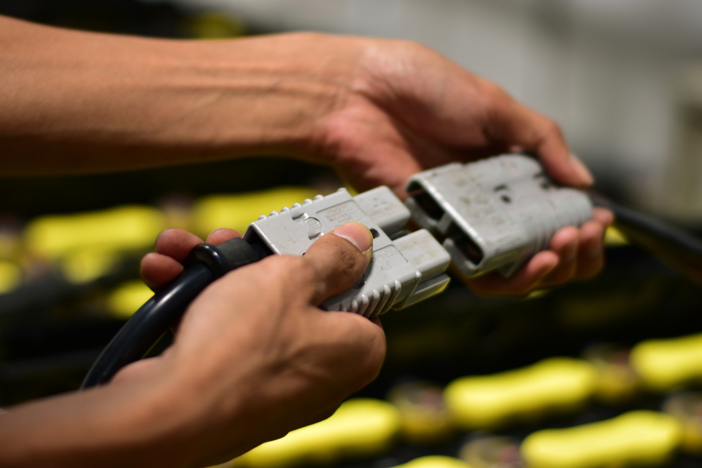 Employee,Are,Using,Hand,Picks,Battery,Plug,Forklift,Connect,The